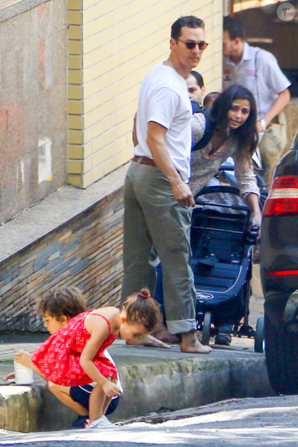 Matthew McConaughey, sa femme Camila Alves et leurs enfants Levi, Vida et Livingston se baladent à Belo Horizonte, Brésil, le 23 décembre 2013.