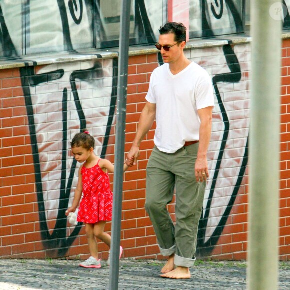 Vida et son papa - Matthew McConaughey, sa femme Camila Alves et leurs enfants Levi, Vida et Livingston se baladent à Belo Horizonte, Brésil, le 23 décembre 2013.
