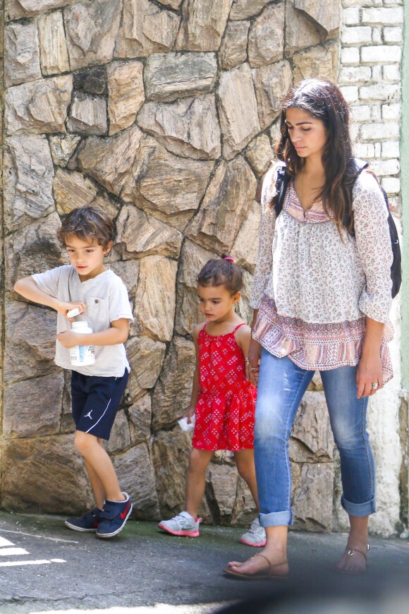 Levi, Vida et leur mère - Matthew McConaughey, sa femme Camila Alves et leurs enfants Levi, Vida et Livingston se baladent à Belo Horizonte, Brésil, le 23 décembre 2013.