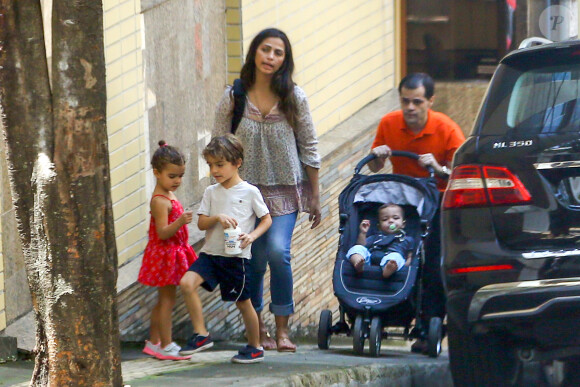 Matthew McConaughey, sa femme Camila Alves et leurs enfants Levi, Vida et Livingston se baladent à Belo Horizonte, Brésil, le 23 décembre 2013.