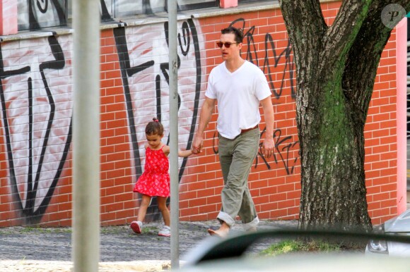 Matthew McConaughey, sa femme Camila Alves et leurs enfants Levi, Vida et Livingston se baladent à Belo Horizonte, Brésil, le 23 décembre 2013.