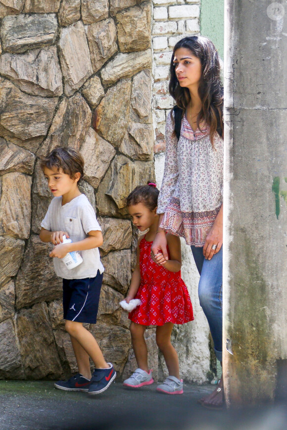 Matthew McConaughey, sa femme Camila Alves et leurs enfants Levi, Vida et Livingston se baladent à Belo Horizonte, Brésil, le 23 décembre 2013.