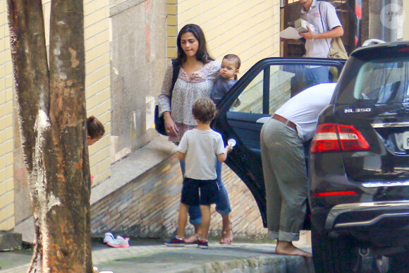 Matthew McConaughey, sa femme Camila Alves et leurs enfants Levi, Vida et le bébé Livingston se baladent à Belo Horizonte, Brésil, le 23 décembre 2013.