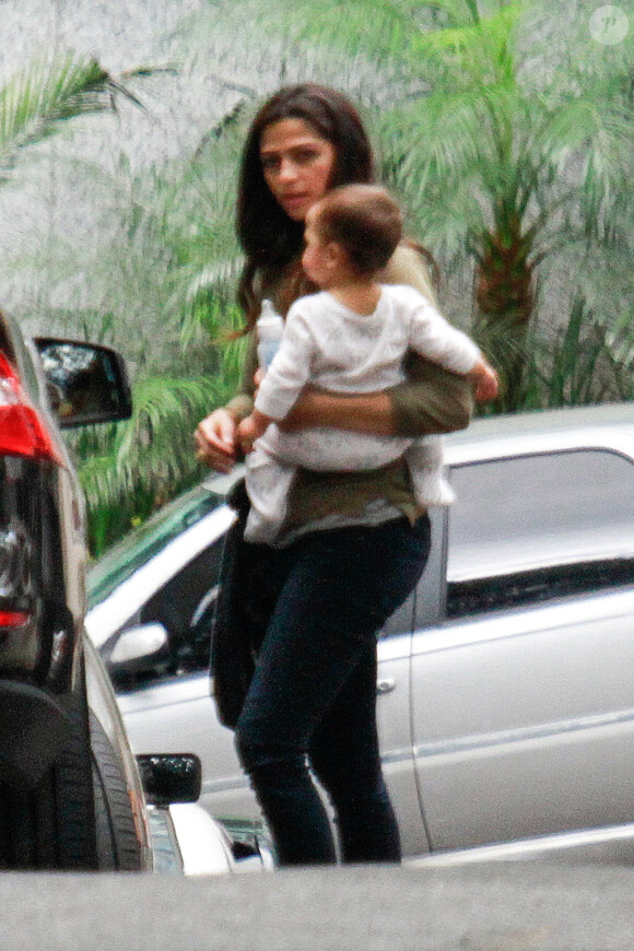 Camila avec Livingston - Matthew McConaughey et sa femme Camila Alves avec Levi, Vida et Livingston à Belo Horizonte, le 23 décembre 2013.