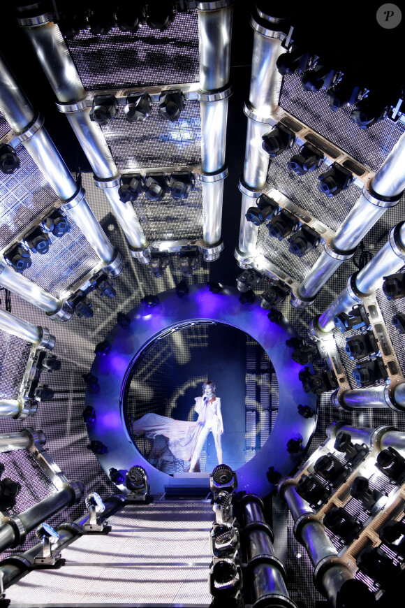 Mylène Farmer sur la scène de Bercy, pour la première date de la tournée Timeless 2013, le 7 septembre 2013.