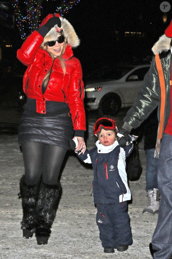 Mariah Carey, son mari Nick Cannon et leurs deux enfants Moroccan et Monroe (2 ans) en pleine séance shopping à Aspen. Le 23 septembre 2013.