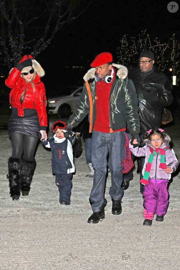 Une joyeuse famille au ski ! Mariah Carey, son mari Nick Cannon et leurs deux enfants Moroccan et Monroe (2 ans) en pleine séance shopping à Aspen. Le 23 septembre 2013.