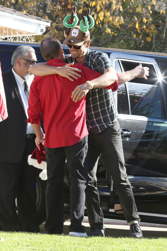 Josh Duhamel arrive chez ses beaux-parents pour le jour de Noël, avec sa femme Fergie et leur fils Axl. Los Angeles, le 25 décembre 2013.
