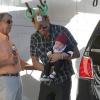 Josh Duhamel et son fils Axl ont passé la journée de Noël chez les parents de Fergie, à Brentwood. Los Angeles, le 25 décembre 2013.