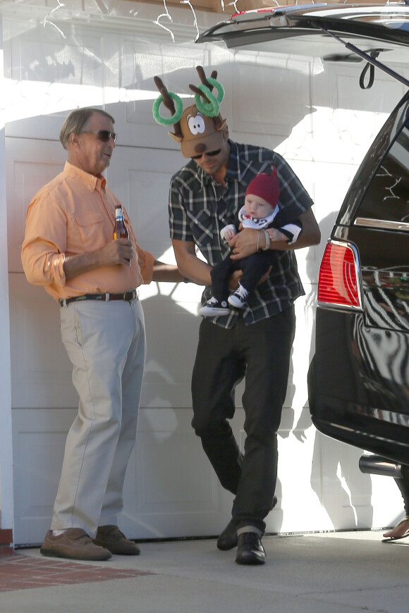 Josh Duhamel et son fils Axl ont passé la journée de Noël chez les parents de Fergie, à Brentwood. Los Angeles, le 25 décembre 2013.