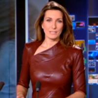 Anne-Claire Coudray : Robes en cuir et poitrine apparente, elle enflamme le JT