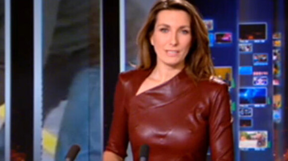 Anne-Claire Coudray : Robes en cuir et poitrine apparente, elle enflamme le JT