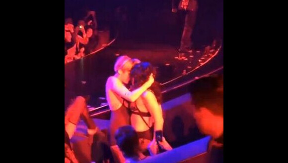 Miley Cyrus s'est mélangée avec des danseuses de Britney Spears, lors du premire concert à Las Vegas de cette dernière, le 27 décembre 2013.