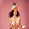 Lisalla Montenegro posant en reine des fruits pour les maillots de bain Wildfox, collection 2014