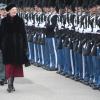 La reine Margrethe II de Danemark faisant une revue de la garde royale le 20 novembre 2013