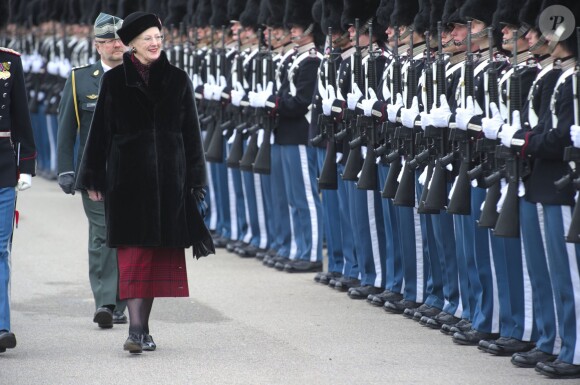 La reine Margrethe II de Danemark faisant une revue de la garde royale le 20 novembre 2013