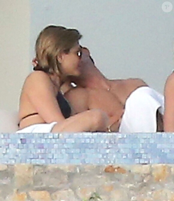 Justin Theroux tendre avec sa fiancée Jennifer Aniston lors de leurs vacances à Los Cabos (Cabo San Lucas) au Mexique, le 29 décembre 2013.