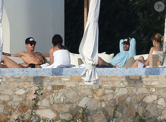 Justin Therouxavec sa fiancée Jennifer Aniston lors de leurs vacances à Los Cabos (Cabo San Lucas) au Mexique aux côtés de leurs amis comme Jimmy Kimmel, le 29 décembre 2013.