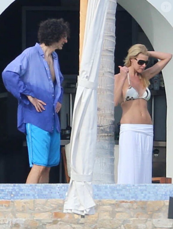 Howard Stern et sa femme Beth Ostrosky lors de leurs vacances à Los Cabos (Cabo San Lucas) au Mexique aux côtés de Jennifer Aniston, Justin Theroux ou encore Courteney Cox, le 29 décembre 2013.