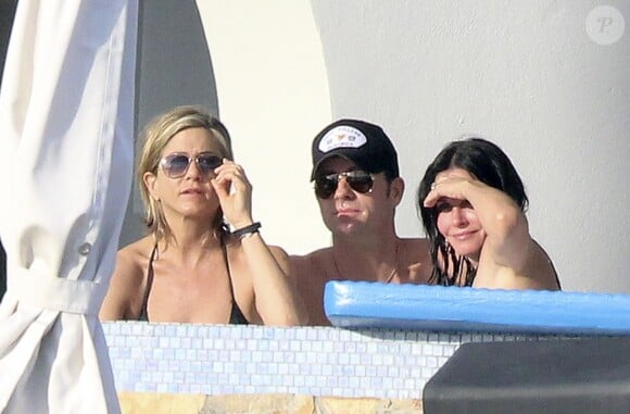 Jennifer Aniston, sirène en bikini, lors de ses vacances à Los Cabos (Cabo San Lucas) au Mexique avec son amoureux Justin Theroux et son amie Courteney Cox, le 29 décembre 2013.