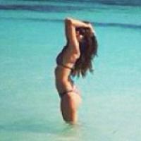 Tal : Naïade sexy en bikini aux Bahamas pour le Nouvel An, elle rayonne