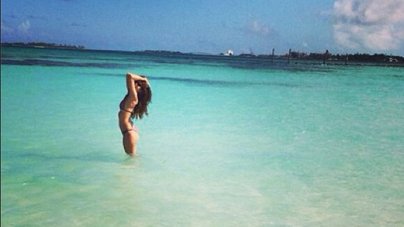 Tal : Naïade sexy en bikini aux Bahamas pour le Nouvel An, elle rayonne
