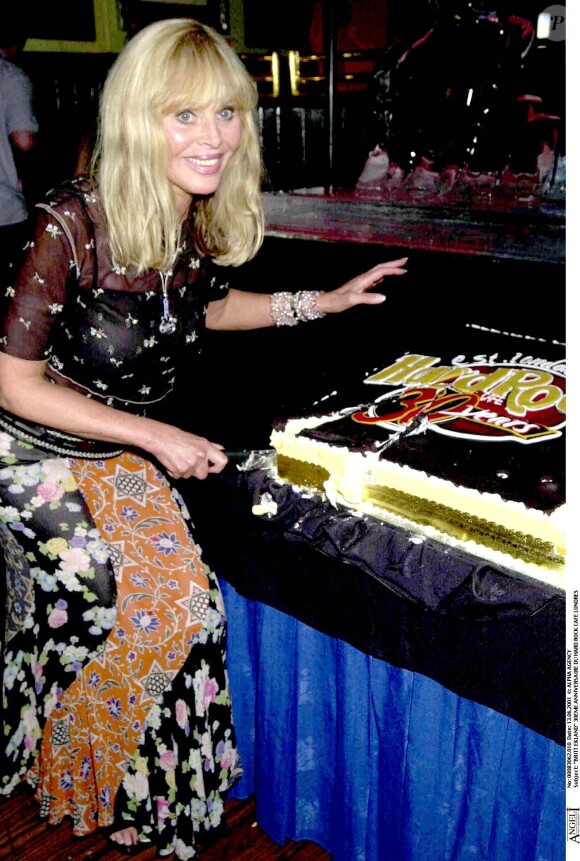 Britt Ekland lors du 30e anniversaire du Hard Rock Café à Londres le 13 juin 2001