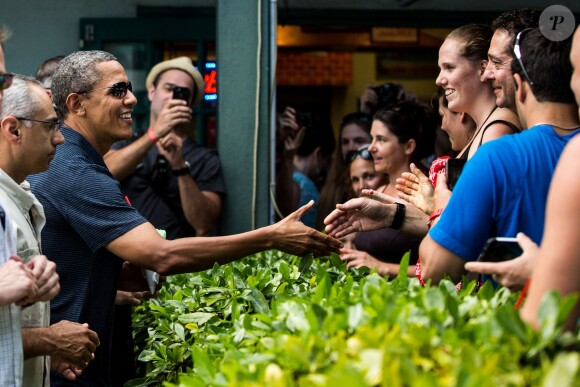 Barack Obama rencontre des concitoyens à Kailua Beach Center, le 31 décembre 2013.