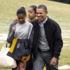 Barack Obama et ses filles Malia et Sasha arrivent à Washington, le 5 janvier 2014.