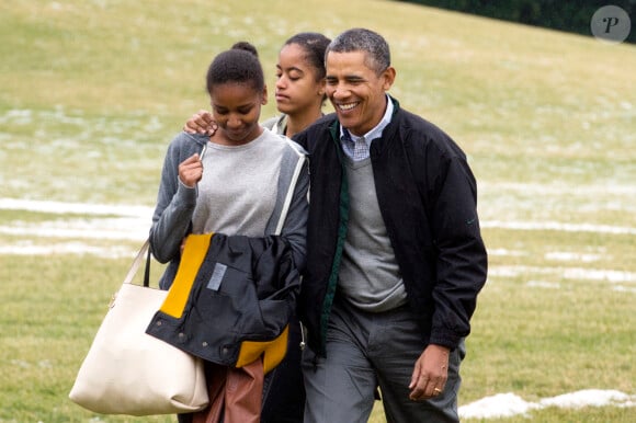 Barack Obama et ses filles Malia et Sasha arrivent à Washington, le 5 janvier 2014.