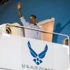 Barack Obama s'apprête à monter dans Air Force One à Hawaï, le 4 janvier 2014.