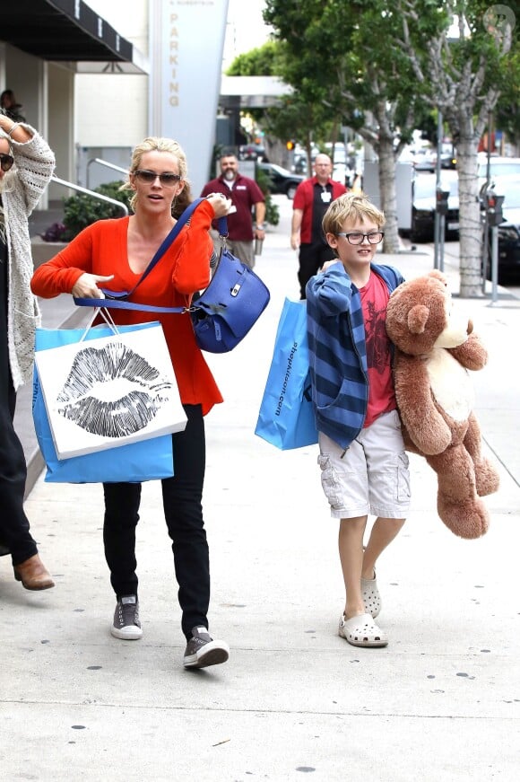 Jenny McCarthy et son fils Evan à Los Angeles, le 22 novembre 2013. 