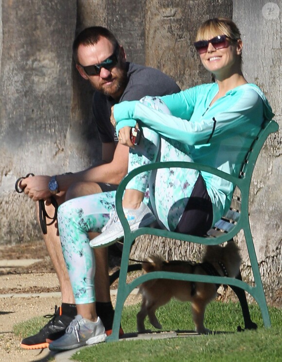 Exclusif - Heidi Klum, souriante au cours d'une journée ensoleillée à Santa Monica avec son petit ami Martin Kristen. Le 28 décembre 2013.