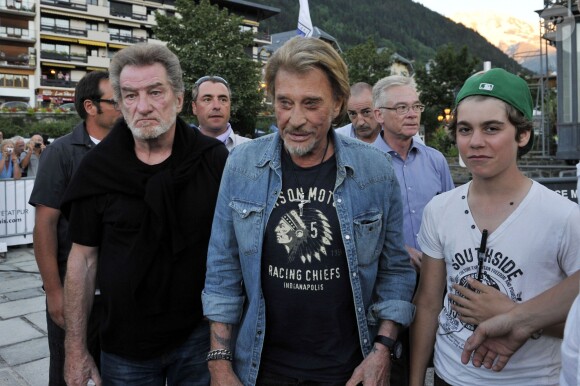 Eddy Mitchell et Johnny Hallyday lors du dernier jour de tournage de "Salaud, on t'aime" à Saint-Gervais-les-Bains le 31 juillet 2013. 