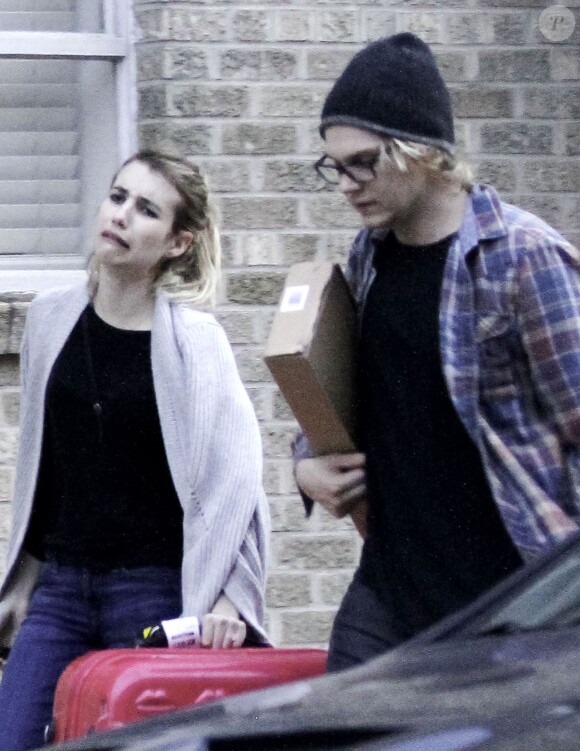 Exclusif - Emma Roberts et son petit-ami Evan Peters arrivent à la Nouvelle-Orléans, le 5 janvier 2014.