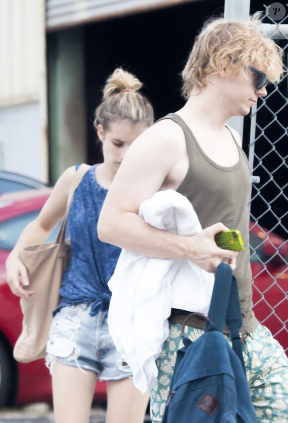 Exclusif - Emma Roberts et Evan Peters sortent de la piscine à la Nouvelle-Orléans, le 15 octobre 2013.