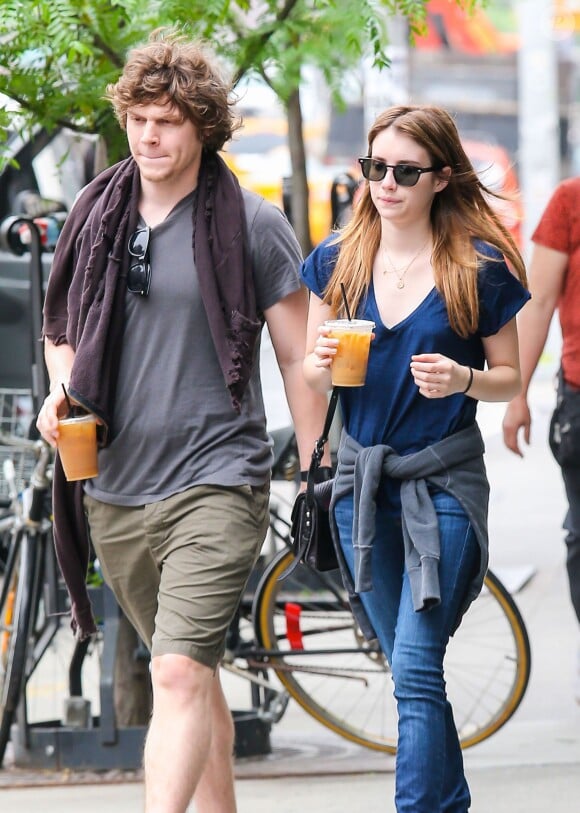 Emma Roberts et son petit-ami Evan Peters dans les rues de New York, le 22 mai 2013.