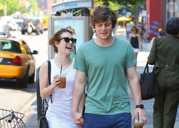 Emma Roberts, très joyeuse, et son petit-ami Evan Peters à New York, le 21 mai 2013.