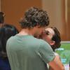 Emma Roberts et Evan Peters s'embrassent à New York le 21 mai 2013.