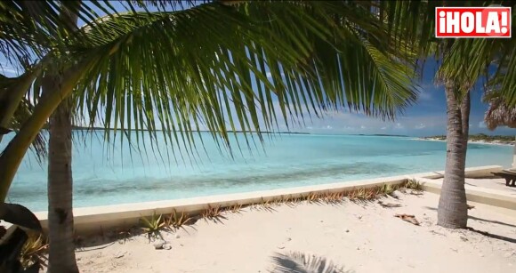 Le magicien David Copperfield présente son île des Bahamas avec sa compagne Chloé Gosselin - décembre 2013.