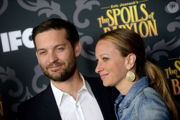 Tobey Maguire et Jennifer Meyer lors de la première de la série The Spoils Of Babylon au DGA Theater à Los Angeles, le 7 janvier 2014.
