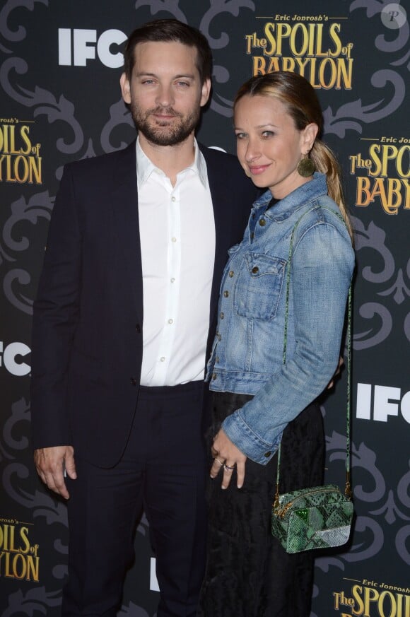 Tobey Maguire et Jennifer Meyer lors de la première de la série The Spoils Of Babylon au DGA Theater à Los Angeles, le 7 janvier 2014.