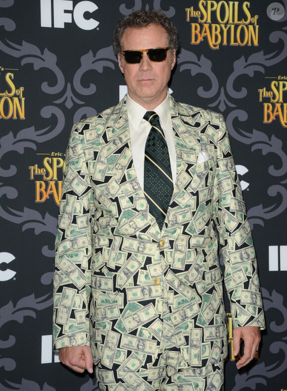 Will Ferrell (costume avec imprimé billets) lors de la première de la série The Spoils Of Babylon au DGA Theater à Los Angeles, le 7 janvier 2014.
