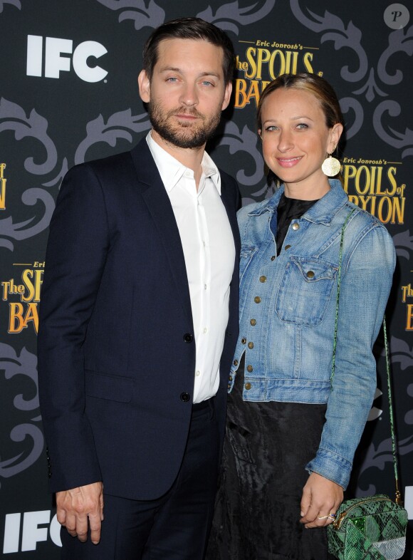 Tobey Maguire et Jennifer Meyer lors de la première de la série The Spoils Of Babylon au DGA Theater à Los Angeles, le 7 janvier 2014.