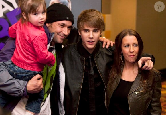 Justin Bieber avec sa soeur Jazmyn, son père Jeremy Bieber et sa mère Pattie Mallette à la première de 'Justin Bieber: Never Say Never' à Toronto, Canada, le 11 février 2011.