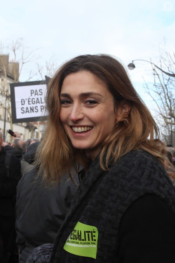 Julie Gayet - Manifestation en faveur du mariage pour tous à Paris. Le 27 janvier 2013