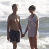 Anne Hathaway et son mari Adam Shulman in love en vacances à Hawaii, le 9 janvier 2014.
