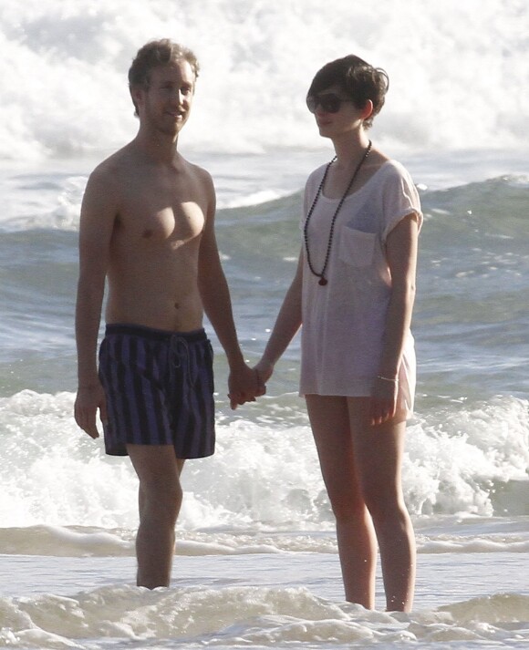 Anne Hathaway et son mari Adam Shulman in love en vacances à Hawaii, le 9 janvier 2014.