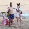 Anne Hathaway (avec le bébé d'une amie) et son mari Adam Shulman en vacances à Hawaii, le 9 janvier 2014.