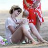 Anne Hathaway (avec le bébé d'une amie) et son mari Adam Shulman en vacances à Hawaii, le 9 janvier 2014.